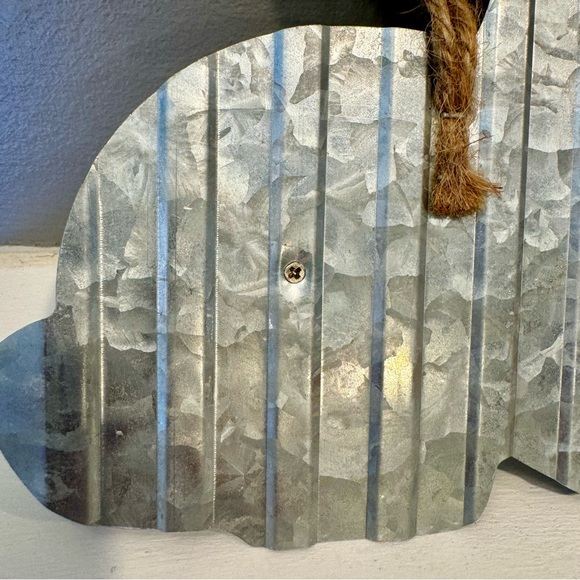 Bunny rabbit primitive style decor. Wood rabbit attached to metal tin rabbit - Picture 6 of 9